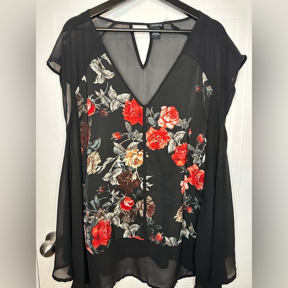 Sheer flowy top - Picture 1 of 3